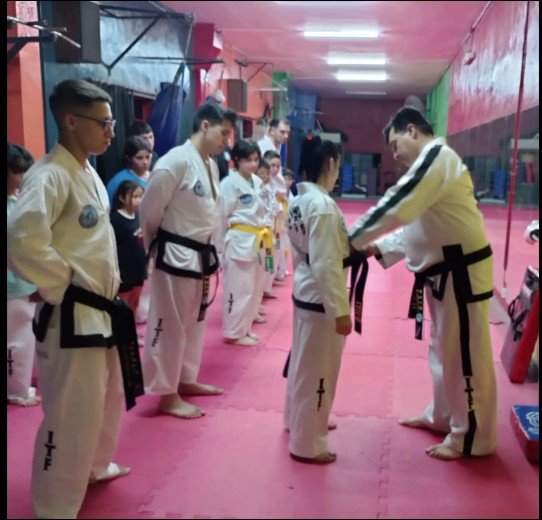 Instructor acompañando a un practicante durante una clase
