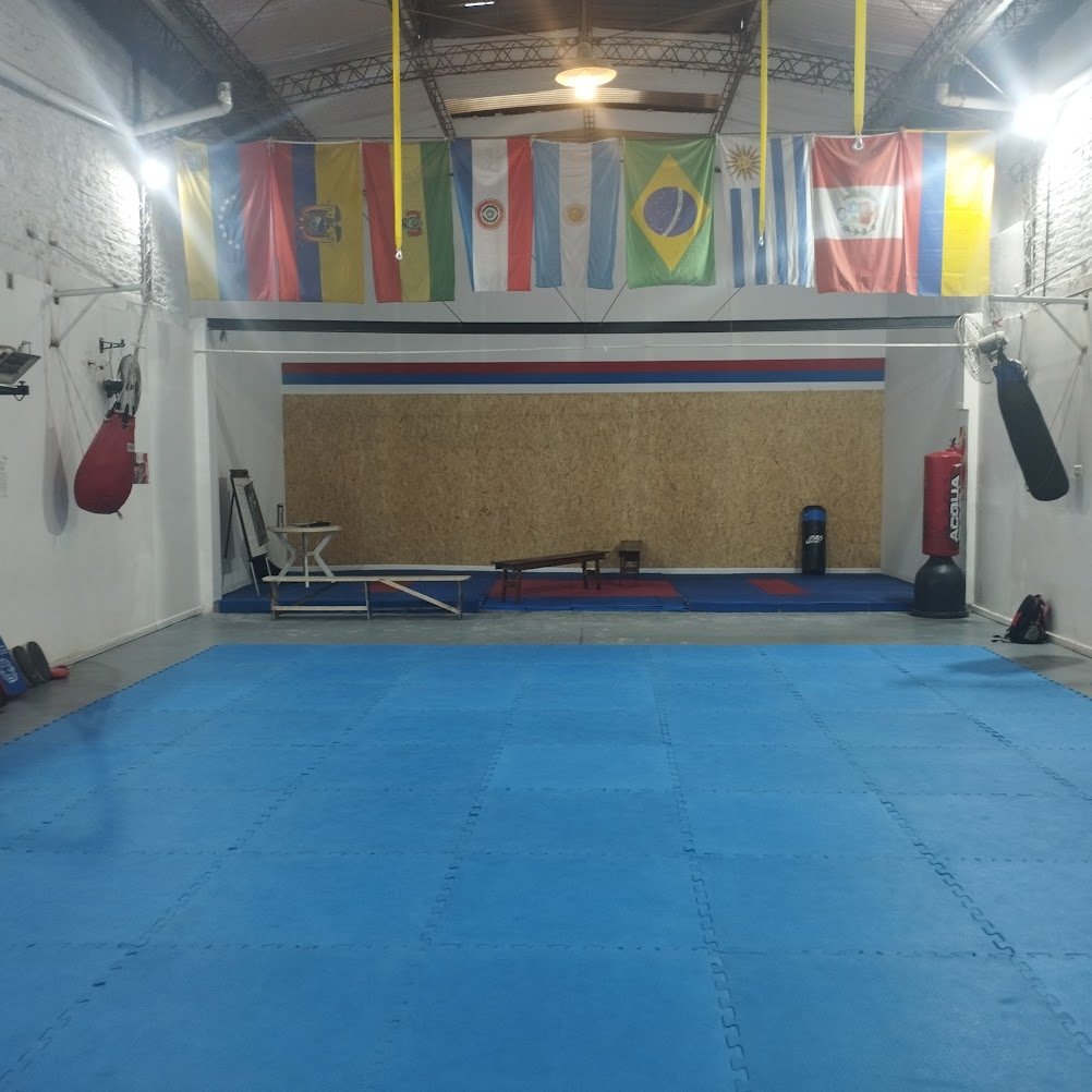 Sala de entrenamiento con banderas